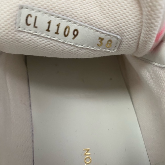 Louis Vuitton Womens sneakers . Great condition. Worn once . 100% Authentic - Picture 4 of 4